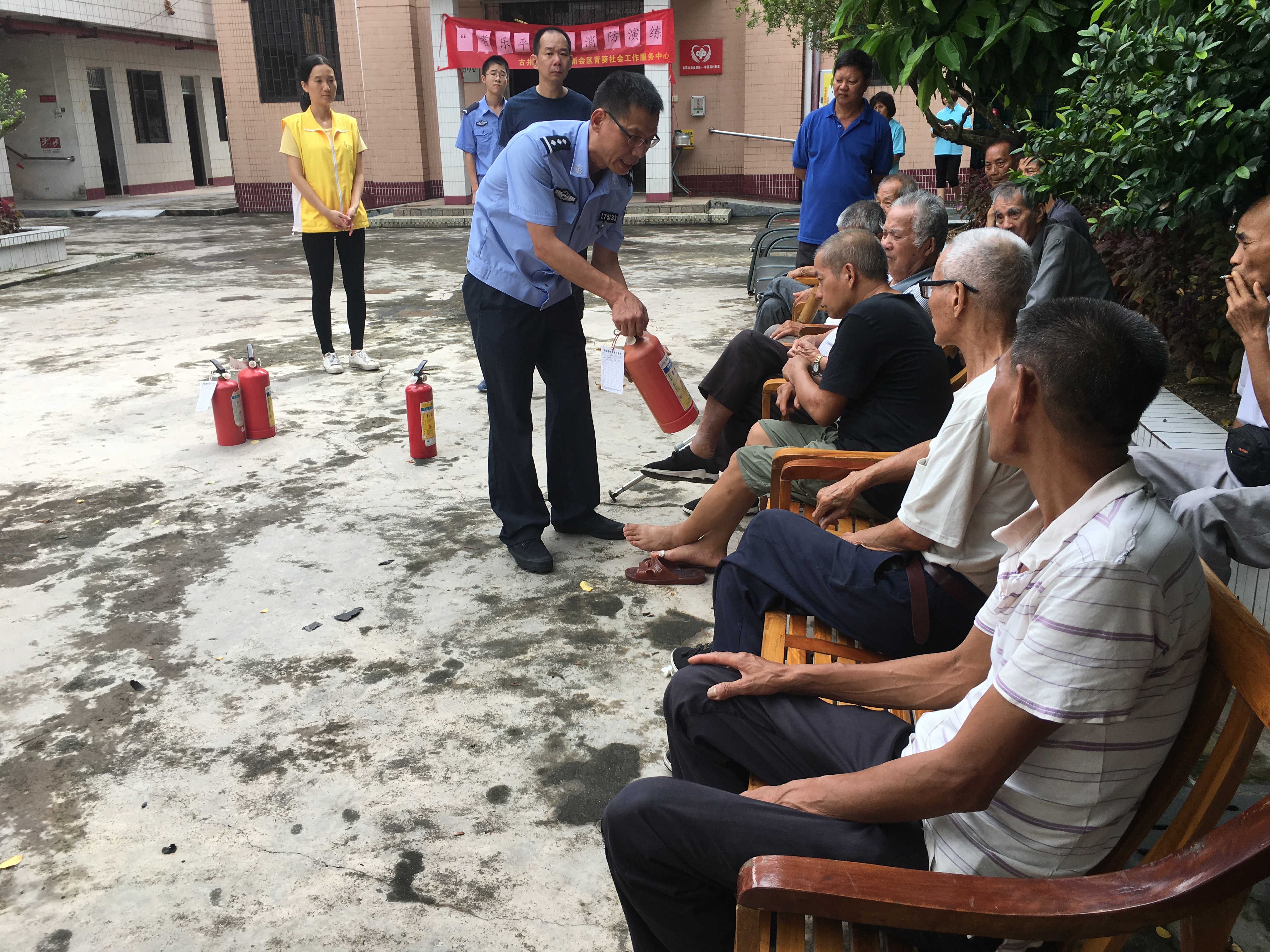 派出所(消防)民警梁胜大讲解灭火器材使用注意事项 (2).jpg 派出所(消防)民警梁胜大讲解灭火器材使用注意事项 (2).jpg