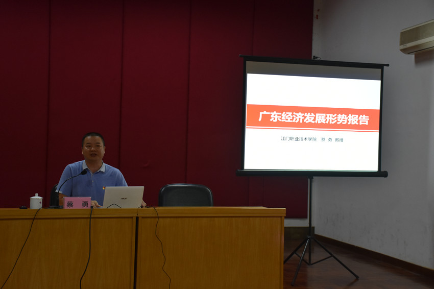 讲座相片1 (1).jpg 讲座相片1 (1).jpg