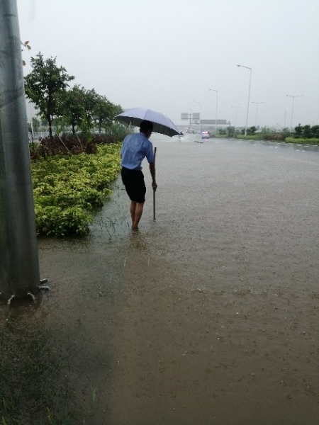 澳洲幸运5
公汽人员实地勘察公交线路运营路段积水高度.jpg