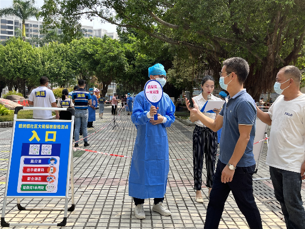 5.群众正确佩戴口罩，按一米间距有序排队测温_.jpg
