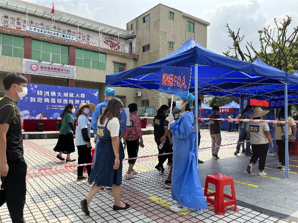 6 核酸采样点现场有序排队(1）.jpg