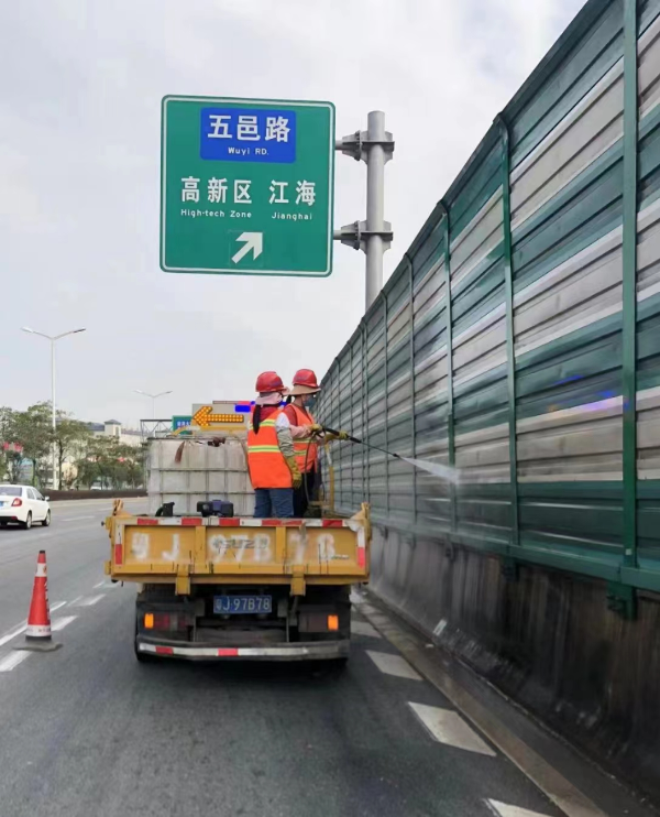 02 强化公路沿线保洁 清洗隔音屏障.jpg