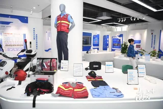 网格员的装备正不断升级,推动网格管理从“人海战术”迈向“智慧治理”。 南方⁺ 杨兴乐 拍摄 图片