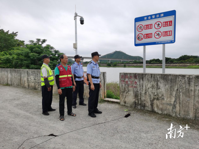 暑期将至,网格员(左一、二)正在河堤岸前巡查。 受访者供图 图片