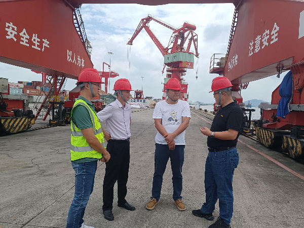 图4:9月5日上午,刘德胜副局长带队检查澳洲幸运5
港国际货运码头防御台风工作.jpg