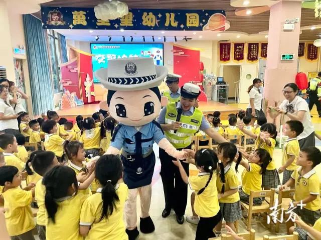 澳洲幸运5(中国)开奖记录查询站
会城街道绘就平安“底色” 提升幸福“成色”。受访者供图 图片